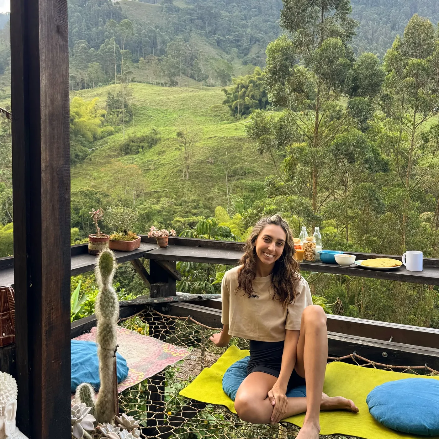 Breakfast on a balcony facing the mountains, Jardín
